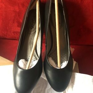 LifeStride Women's Parigi Pump 5.5M